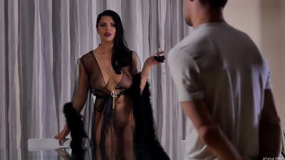 Ang bigaon nga si Kira Queen nag-imbitar sa iyang silingan alang sa tsa ug gihigot siya sa lamesa sa panihapon